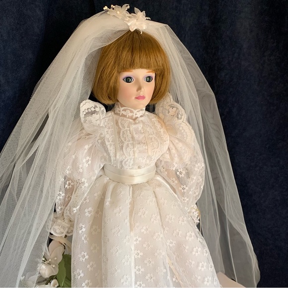 Danbury Mint Porcelain Bride Doll with Stand Gloria Vanderbilt - Picture 16 of 16